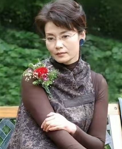 一次节目中，朱军对潘虹说:“我要是和您差不多大，我就会往死里追你!”谁知道潘虹冷