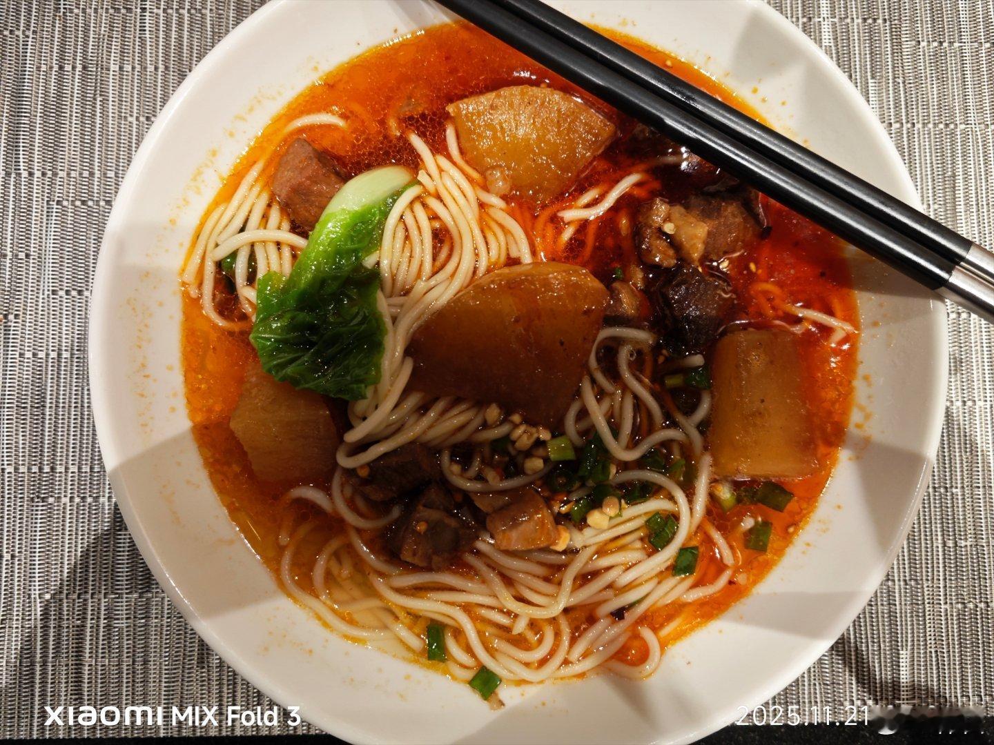 早晨吃了很大一碗川味牛腩面，味道相当不错，以为中午可以不用吃了，但是又吃了叫大龙