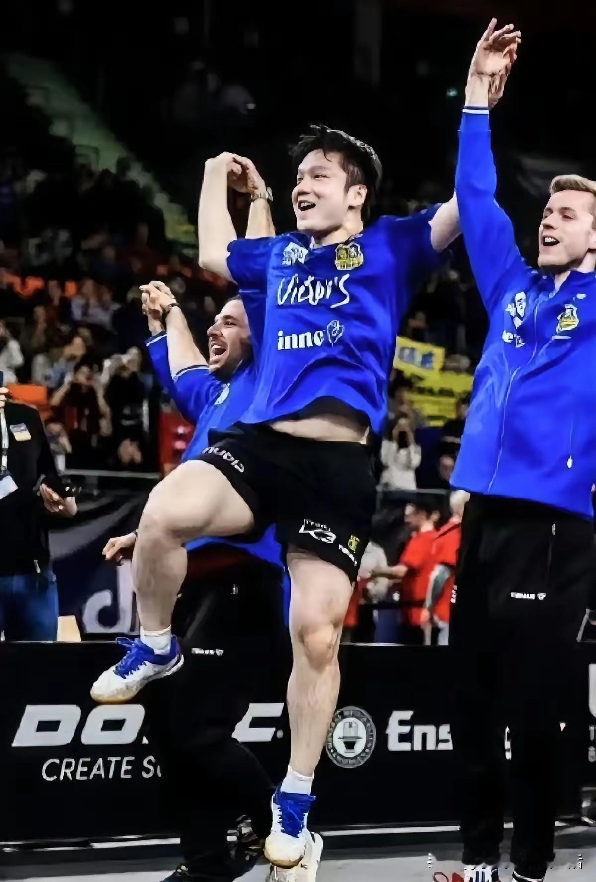 樊振东像被队友拎起来一样，高兴得跳得老高。这个样子不知道有多久没看到了。也奇