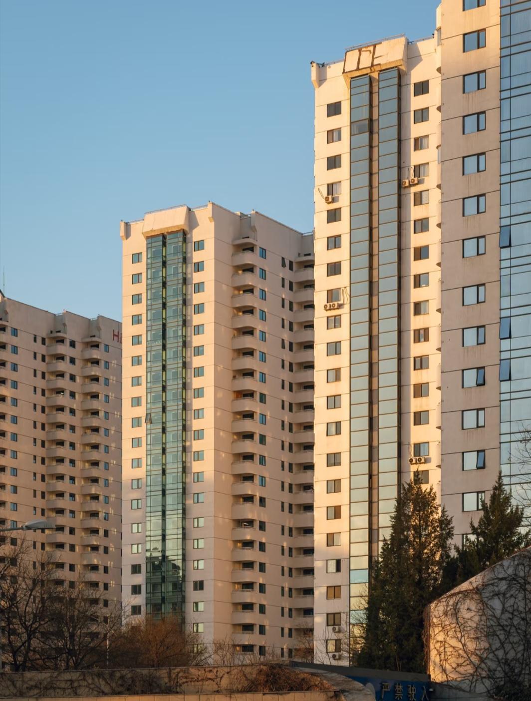 最近挺不舒服的我妈就两个孩子，两套房，结果现在还好好的，房子却都给了我哥。说我