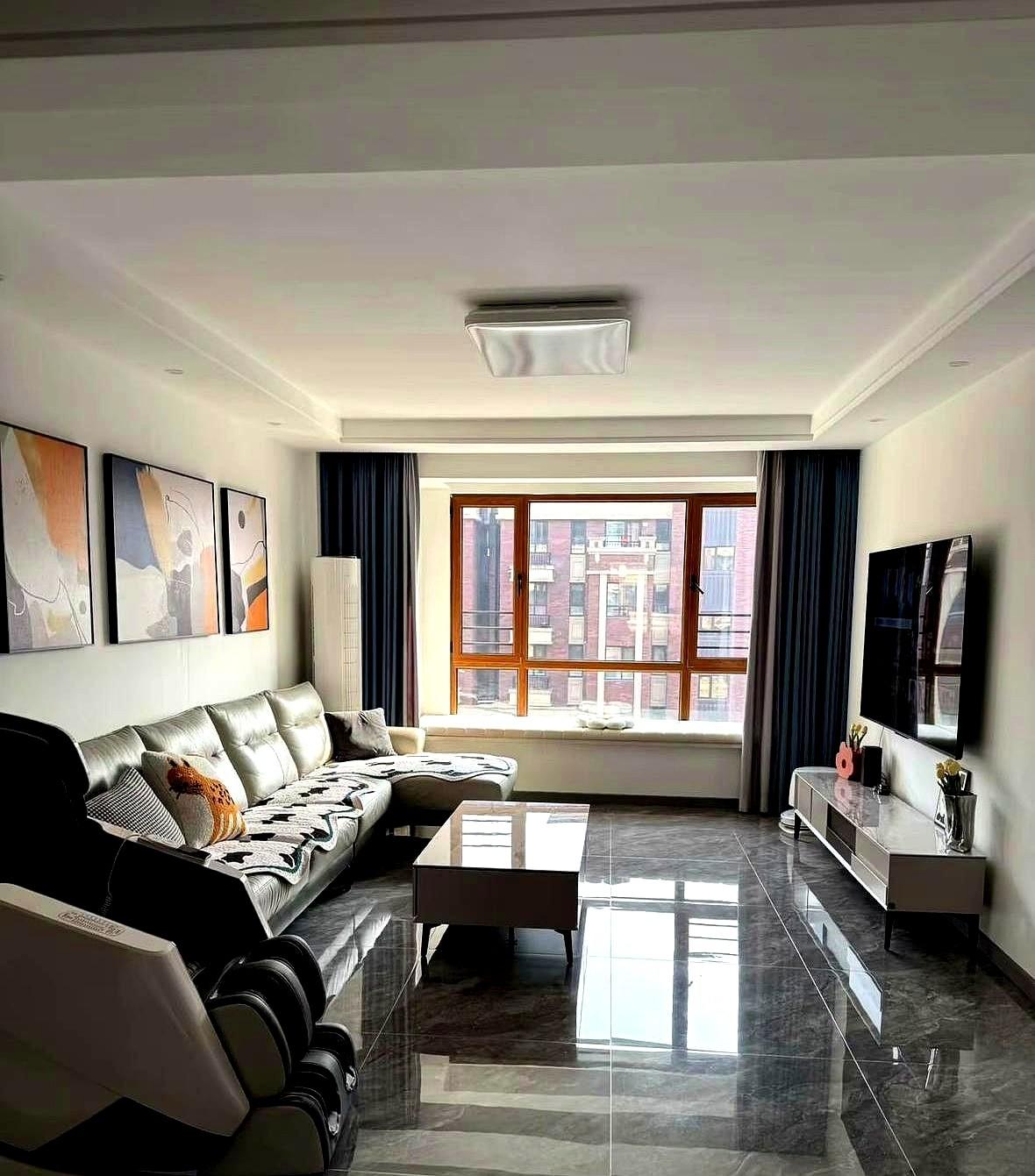 房东坐在那张掉皮的沙发上，细细掰扯他的“成本账”：88万买入，40万装修，住了十