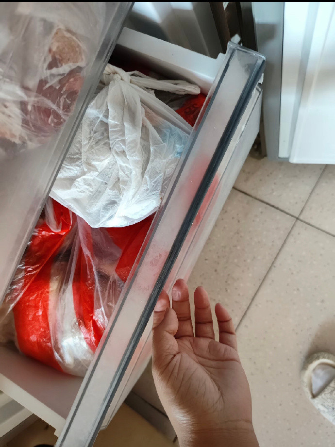 家里的冰箱只要打开了就很难合上了