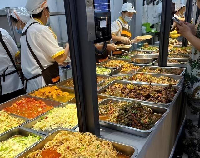 北京这次是动真格了，直接下了死命令。到2027年底之前，中小学必须自营食堂，不允