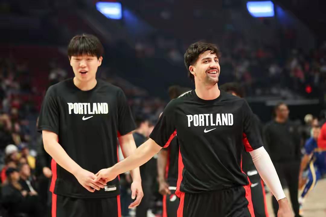 1月21日开拓者队官宣从发展联盟撕裂之城混音队召回杨瀚森，备战1月23日主场对阵