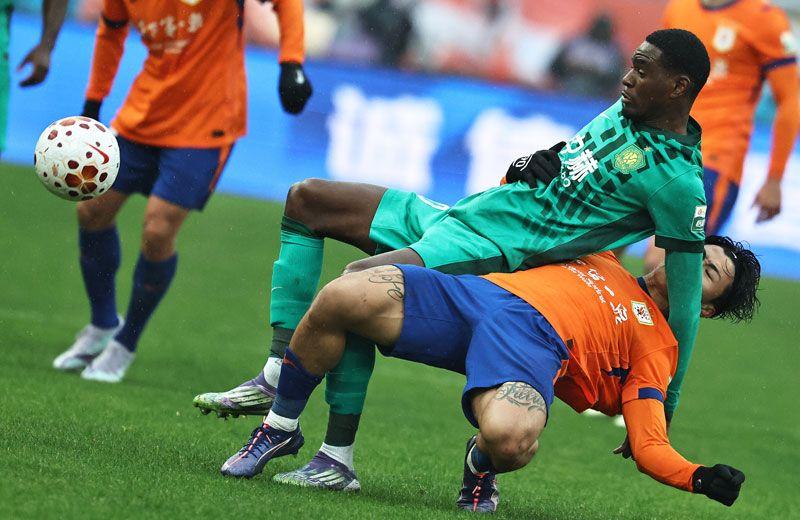 中超联赛两轮后，才看清，有的狂奔，有的沉沦，还有的被耍得头直晕。重庆铜梁龙两轮