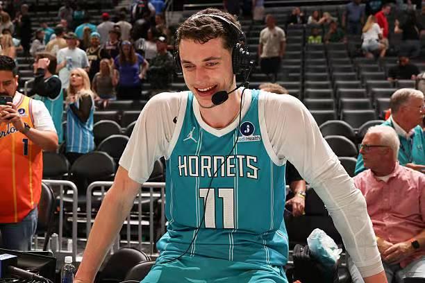 黄蜂替补中锋瑞安-卡尔克布伦纳的特点和先发中锋穆萨-迪亚巴特可以说是完全互补。卡