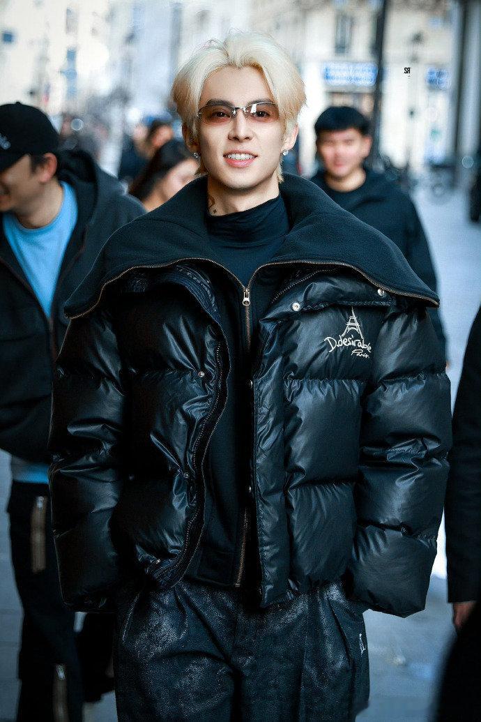 王鹤棣巴黎街头出神图王鹤棣白金渐变发色allblack造型王鹤棣巴黎街头出神图