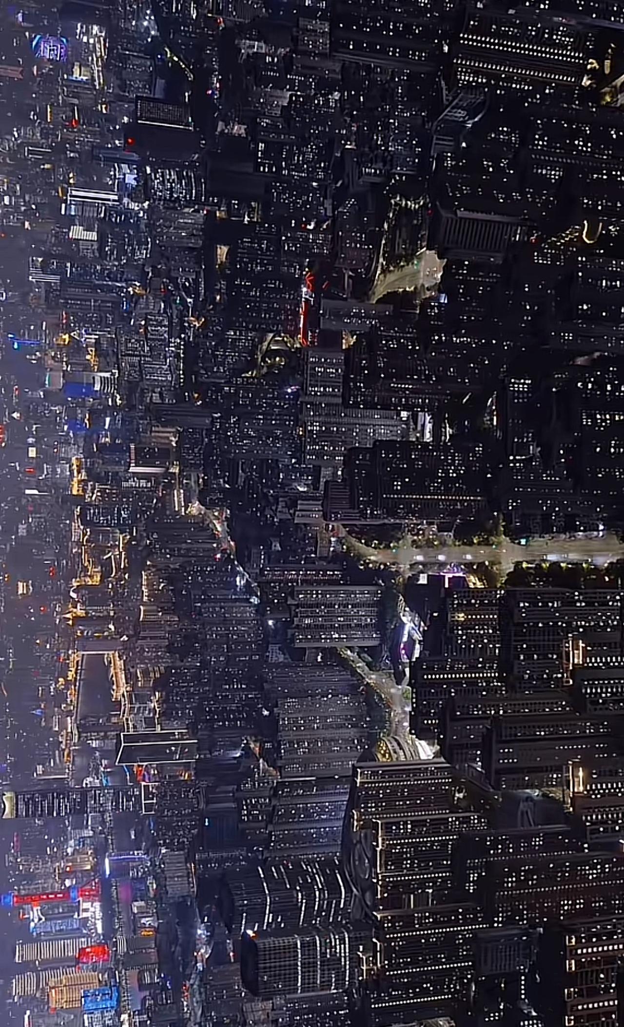 上海的夜景能给你无尽的想象，在这里你若不是十年寒窗，三代从商，祖上扛枪，在上海都