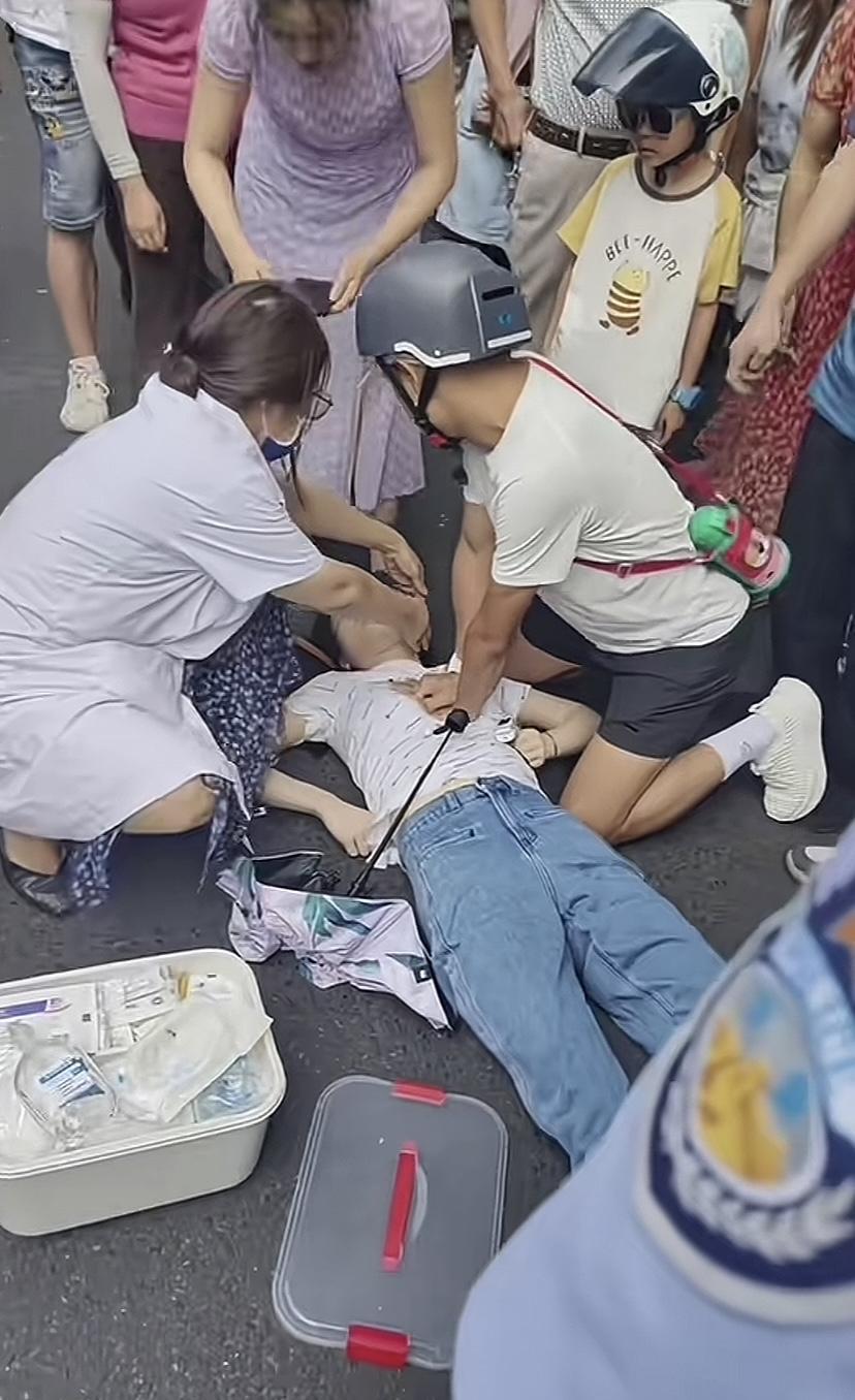 7月12日（湖南发布），一名女孩在路上中暑晕倒在地上，两眼翻白，四肢没了反应，没
