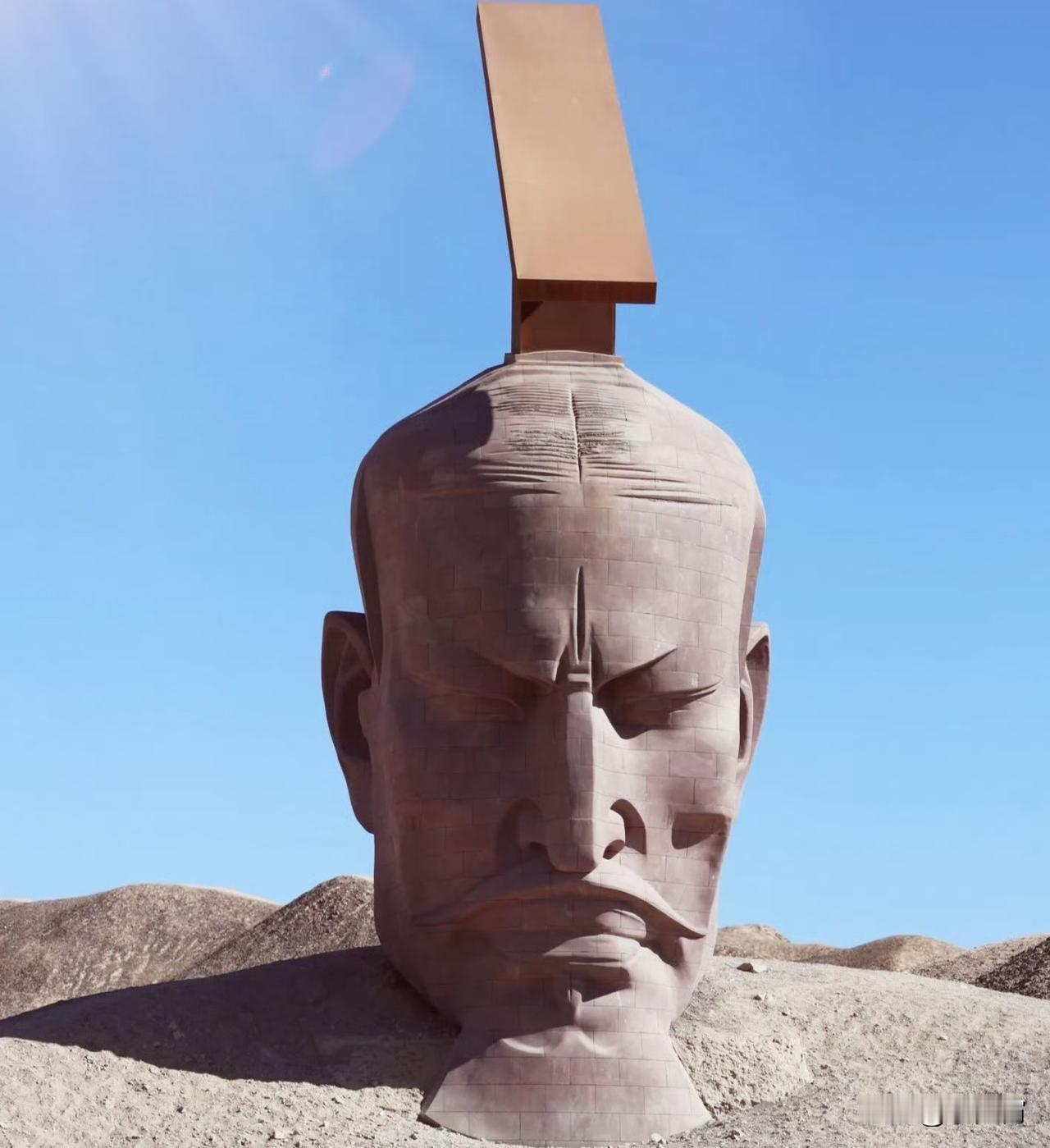 甘肃瓜州戈壁的《汉武雄风》雕塑争议持续发酵，其创作者身份“张万兴”实为旅美华裔雕