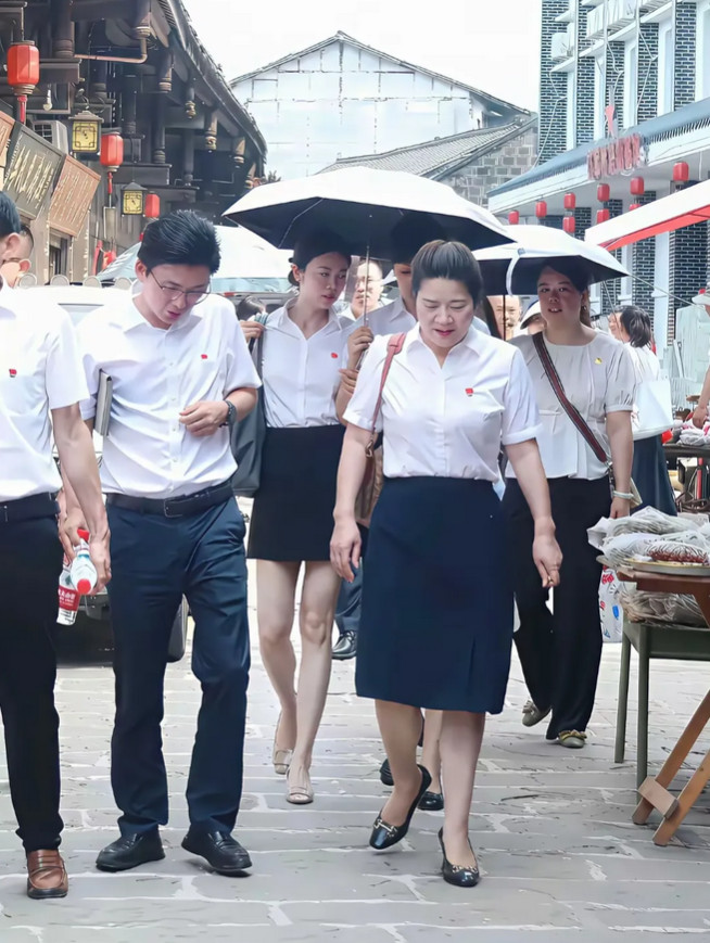 这是干什么工作的？还都佩戴徽章，穿着风格一致的衣服，个个都美丽精致，三个一群出去