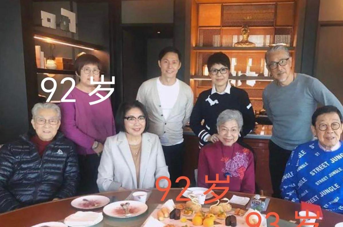 92岁TVB御用爷爷周骢去世，再看这张生前合影，才知道含金量，已有三位年过九旬的