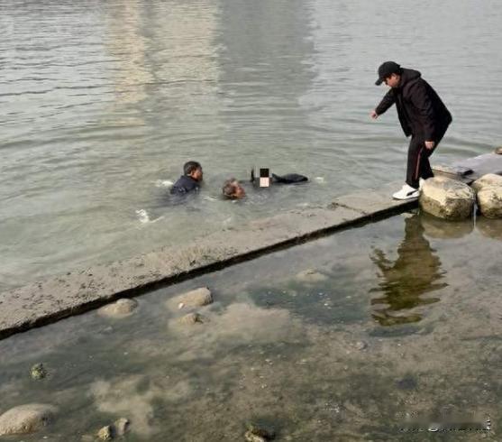 这两位60多岁老人的做法，大家纷纷为其竖大拇指！天津市河北区，在狮子林桥附近，一