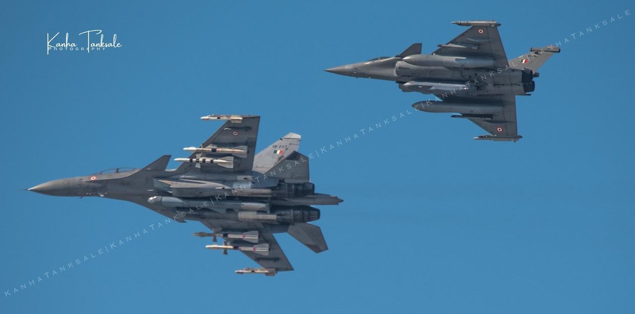 苏-30MKI战斗机首次配同时挂载“布拉莫斯A”型超音速巡航导弹、R-27和R-