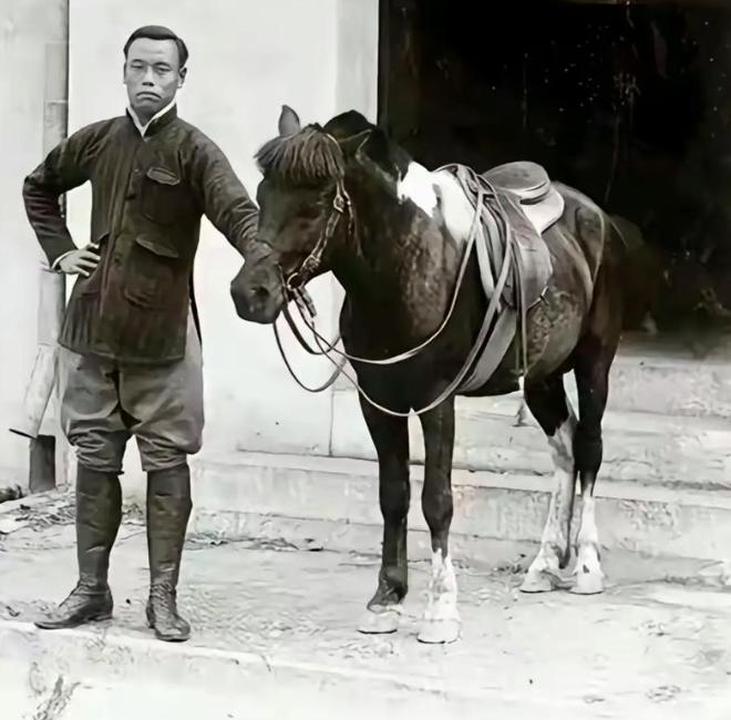 1940年，石友信召集军官开会，要替哥哥石友三报仇，讨伐高树勋。正当石友信气势汹