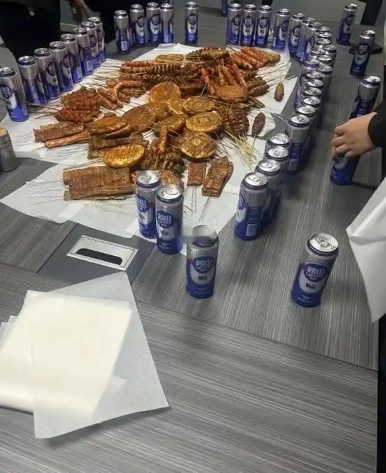 赶上大伙加班，老板直接安排上丰盛宵夜。满满一桌烧烤，一圈啤酒摆得整整齐齐，排面
