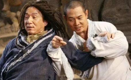 2007年，成龙和李连杰第一次合作打戏，李连杰连出3脚，一个旋风腿，几乎把成龙踢