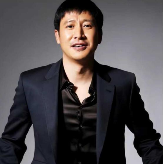 “你三十五岁了还在跑龙套，我和儿子不能跟着你喝西北风！”张国强攥着离婚协议，却