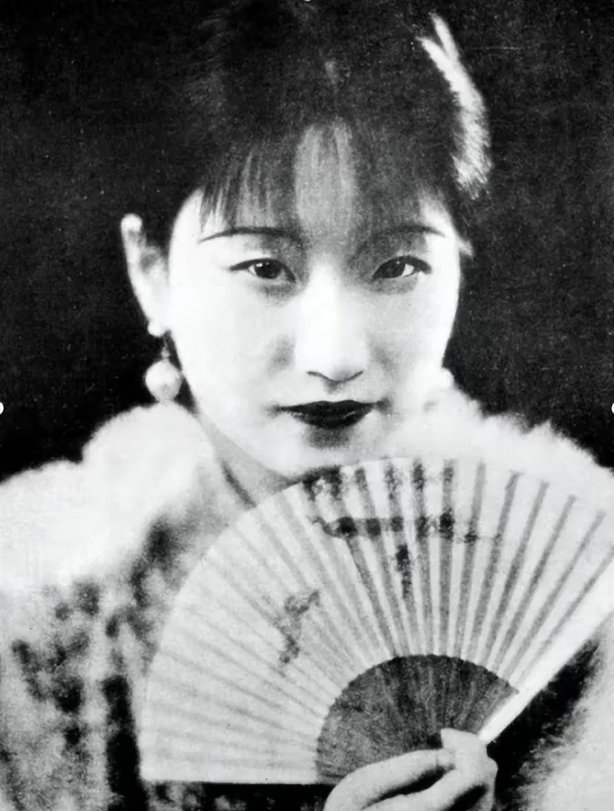 1922年，陆小曼身体不适，王庚却坚持要行房事，遭到拒绝后，俩人发生了争吵，陆小