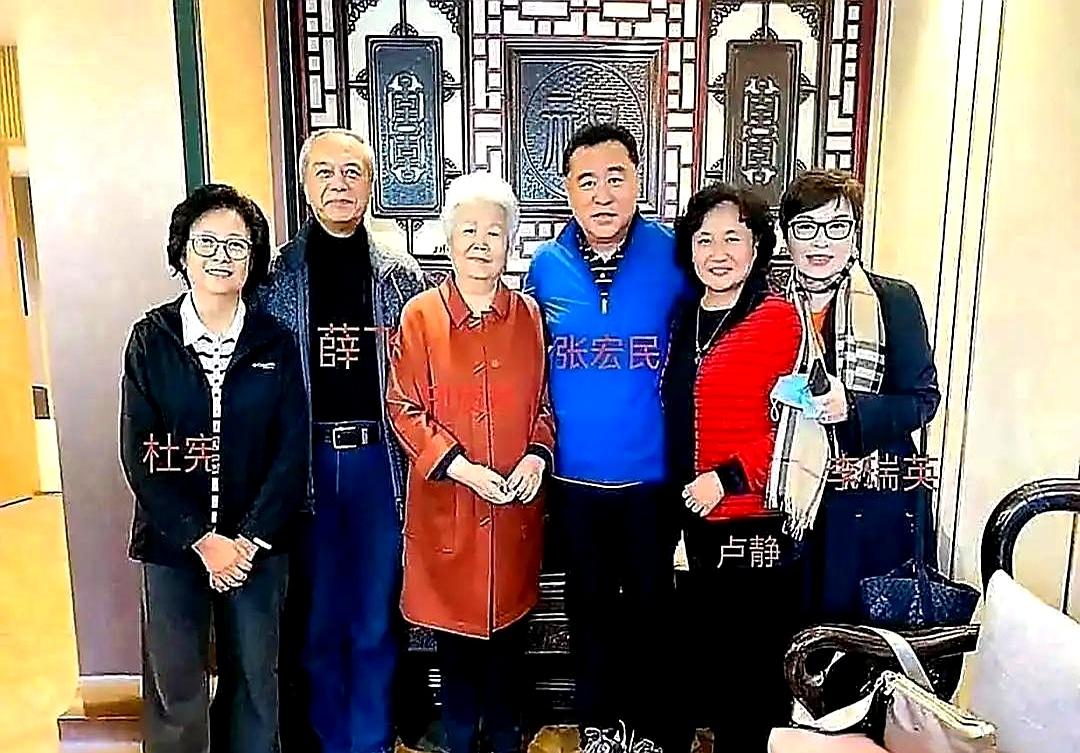 当这张央视退休主播的餐桌合影被传开时，议论声就起了。76岁的邢质斌，白发像霜，