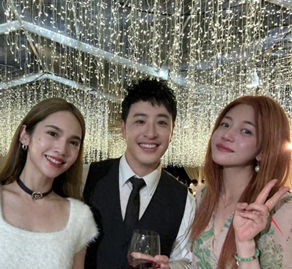 圣诞派对上，陈妍希带着9岁儿子与潘玮柏等好友欢乐相聚，笑容灿烂如少女时代。当年轰