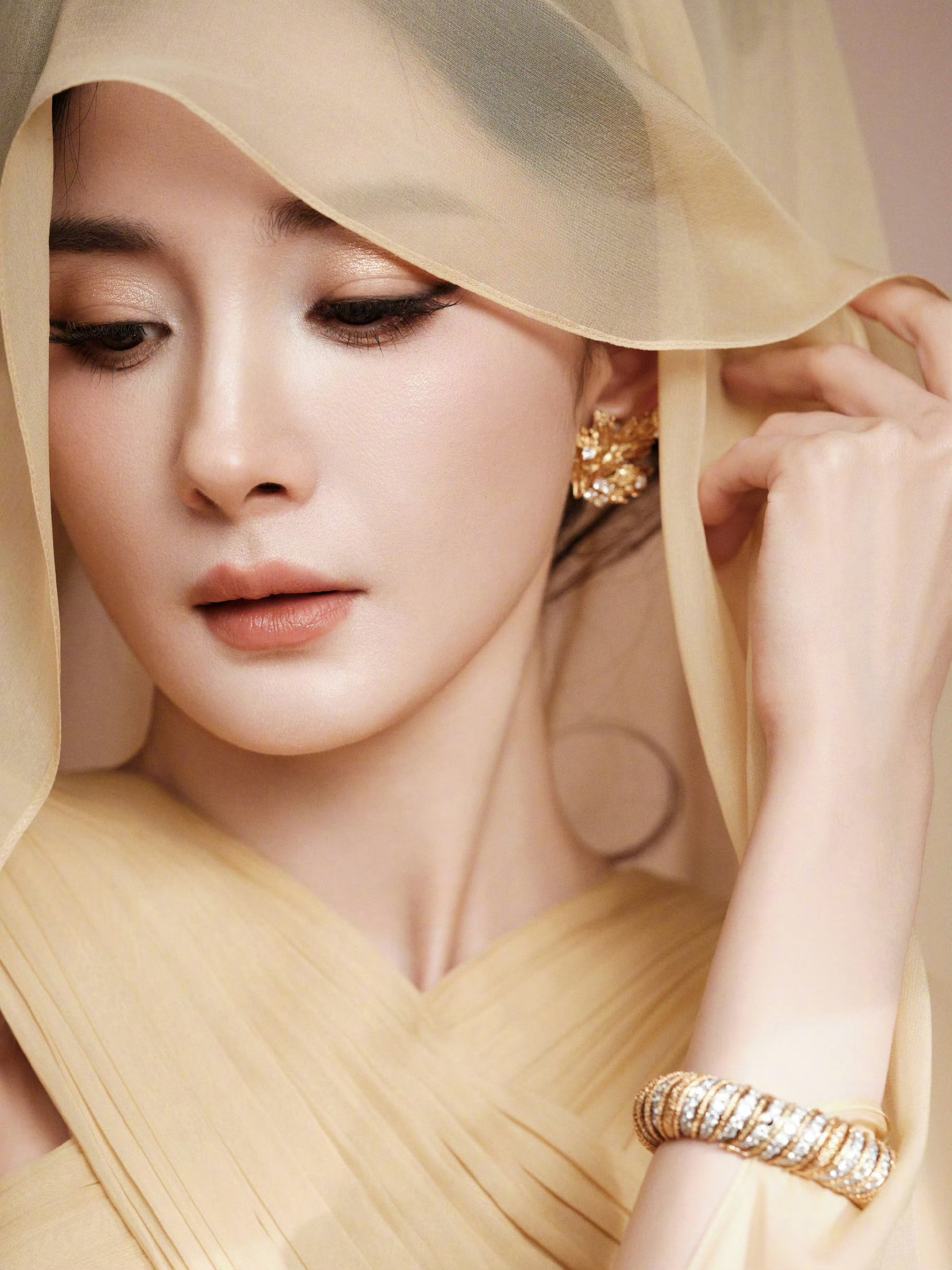 杨幂身穿ZuhairMurad2025秋冬最新季高定亮相尖叫之夜，带着爆剧演