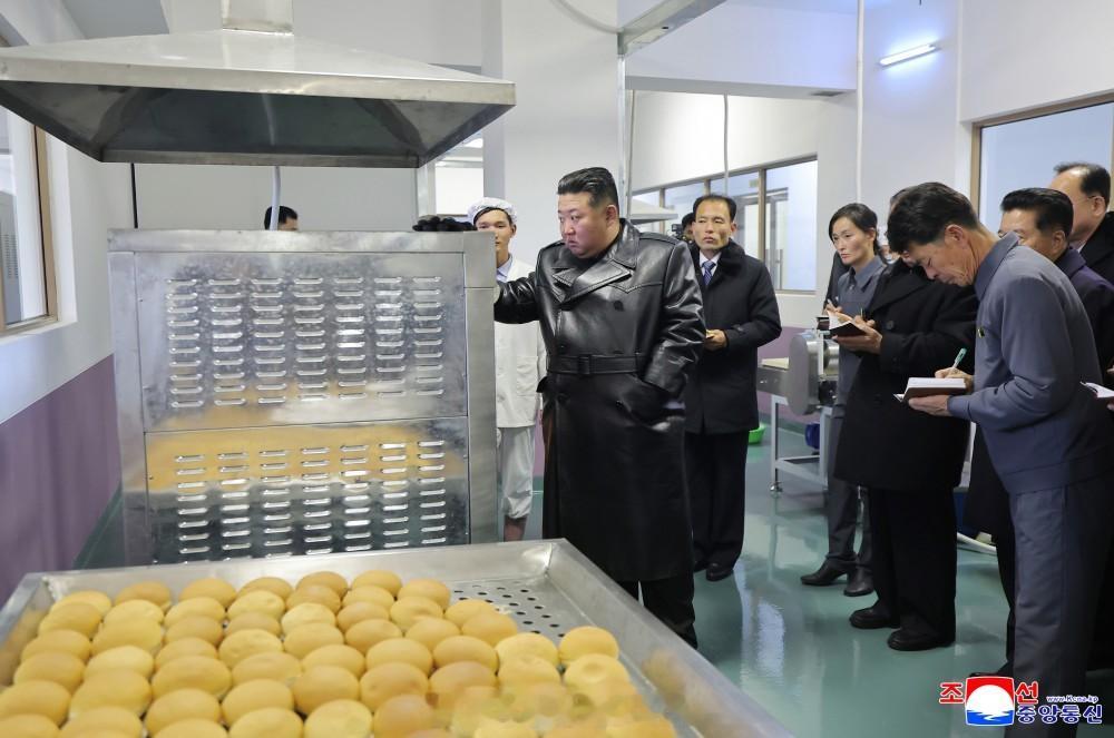 视察结束，人民捧起他亲自摸过的啤酒，亲自尝过的面包，感觉十分可口，万分有幸福感。