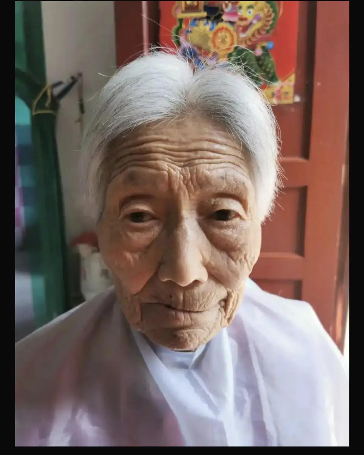 老妈真有点糊涂了！老妈早上起来，到房间喊我起床，她说：“姐，起来洗脸。”我是