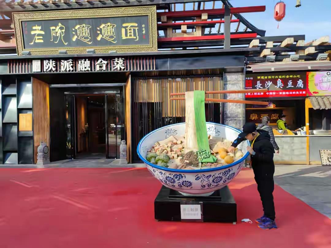 五一回来后，我朋友把热门城市拉进了黑名单。大唐不夜城里挤了35万人，想给家里