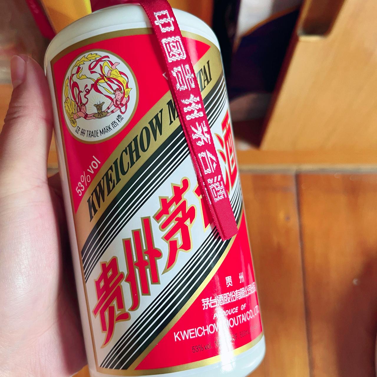 茅台渠道政策调整为哪般？1.政策调整背景茅台此次调整渠道政策和运营思路，是