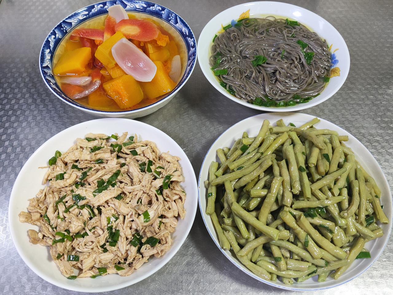 6月7号的午餐，我烹制了两菜一汤一主食。凉拌鸡肉丝清爽宜人，毫无油腻之感；素烧豇