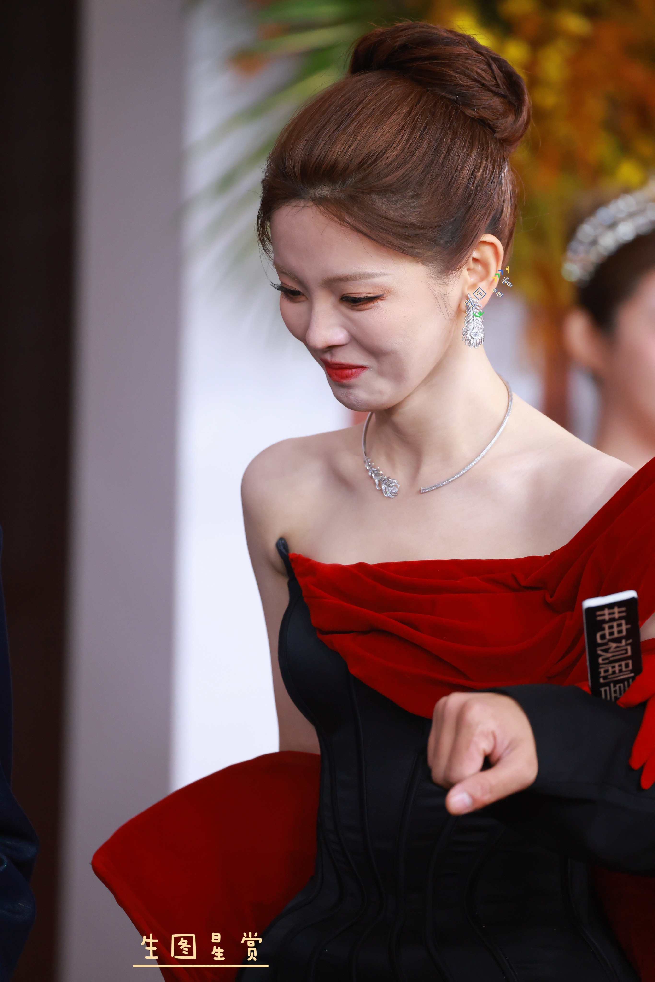 杨超越微博视界大会名场面笑脸冷脸切换自如，可甜妹可拽姐杨超越这谁能憋着不