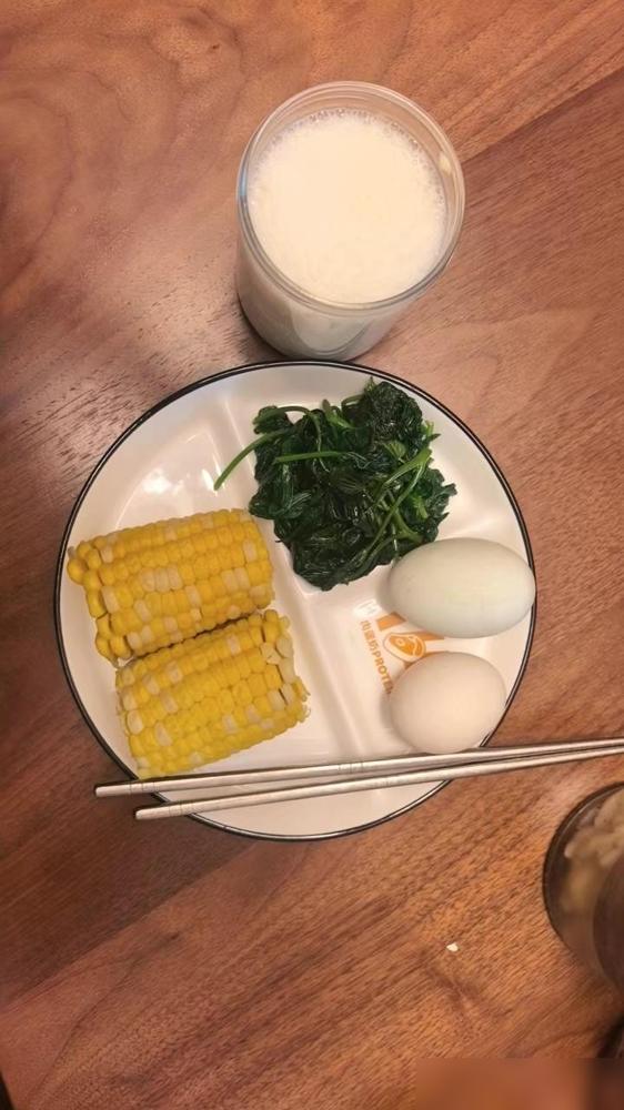 我堂姐168斤的体重，白天一根黄瓜一个鸡蛋，晚上跑步一小时，第一个月瘦了28斤，