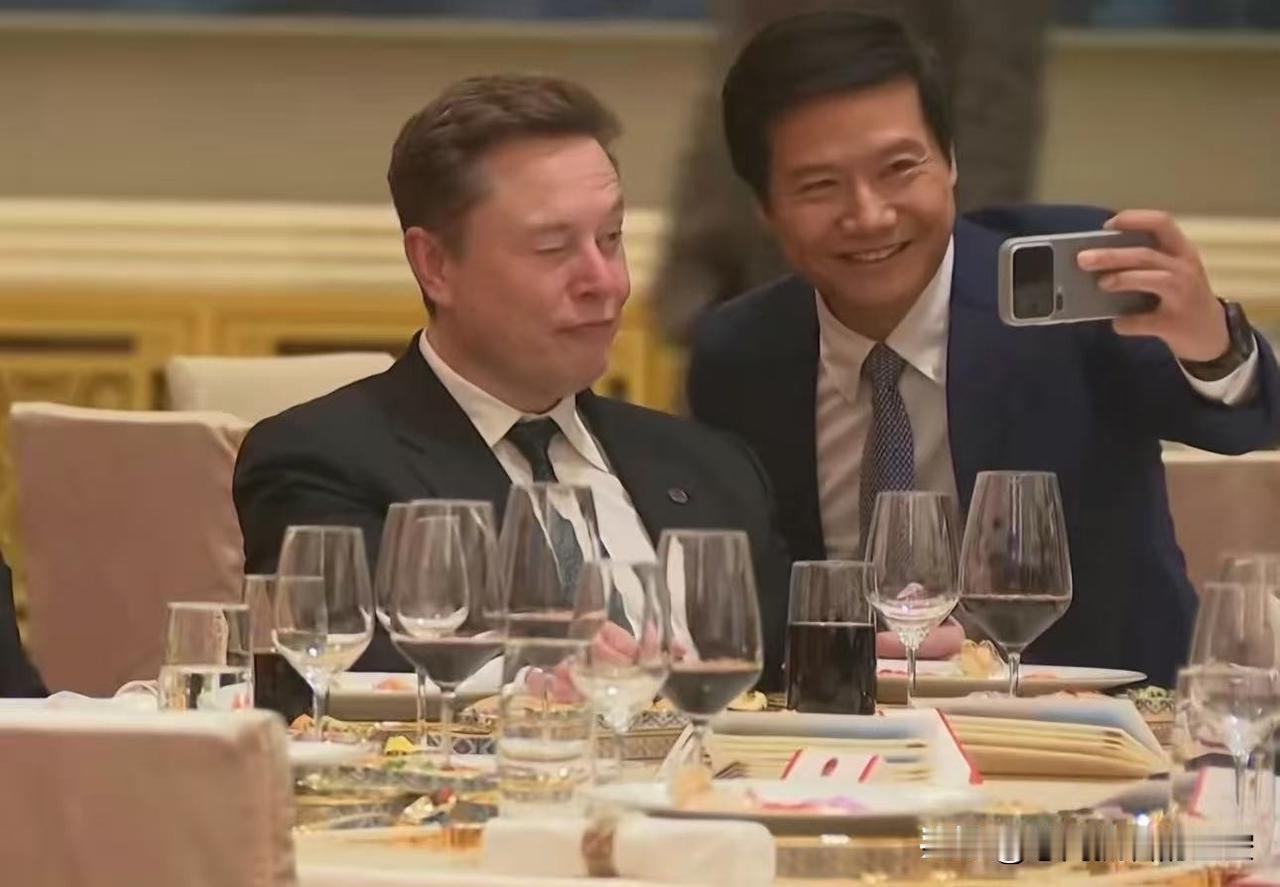 雷军也找马斯克合影真没想到虾米雷军也追星啊原来他的偶像是马斯克宴会现场成功