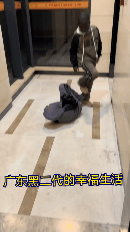 不愁吃、不愁穿，还能过上富裕的幸福生活。这俩小黑娃应该庆幸自己能生活在中国的广