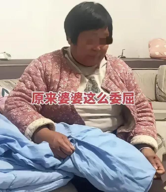 小敏发工资又给婆婆塞了1000块，婆婆却偷偷把钱藏枕头底下哭。原来公公看到菜钱