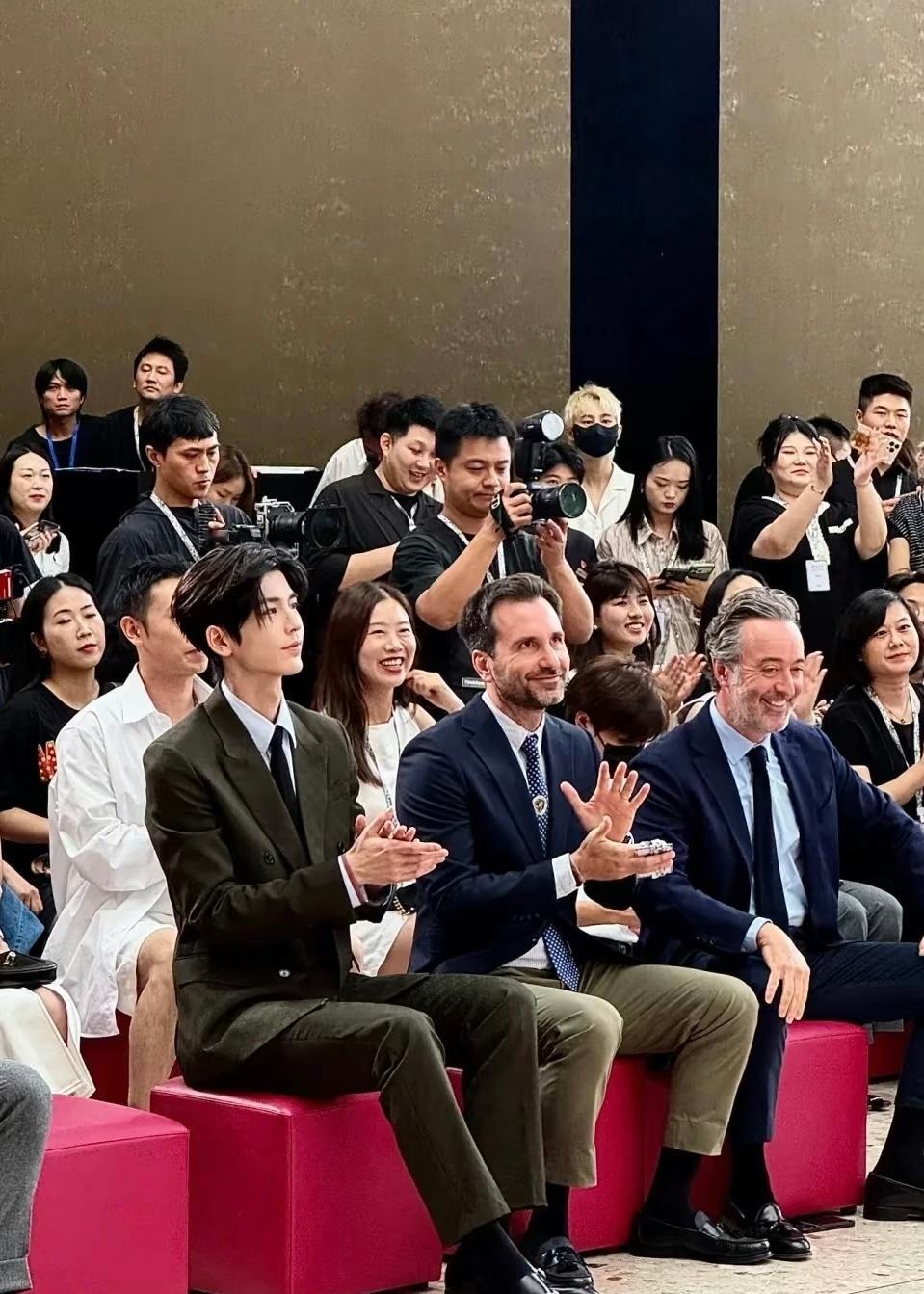 张凌赫生图我去这完全是从漫画里走出来的，太吃建模了​​​