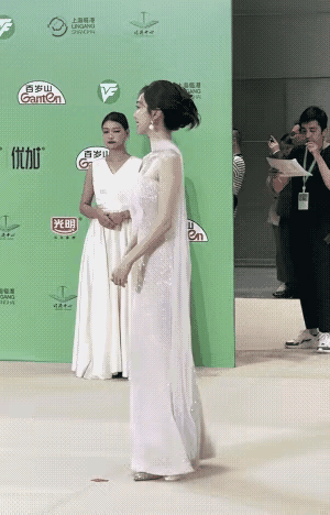 一袭白裙的姜妍确实很美，真不明白为什么这么多年了姜妍才火了。姜妍不仅人长的美，