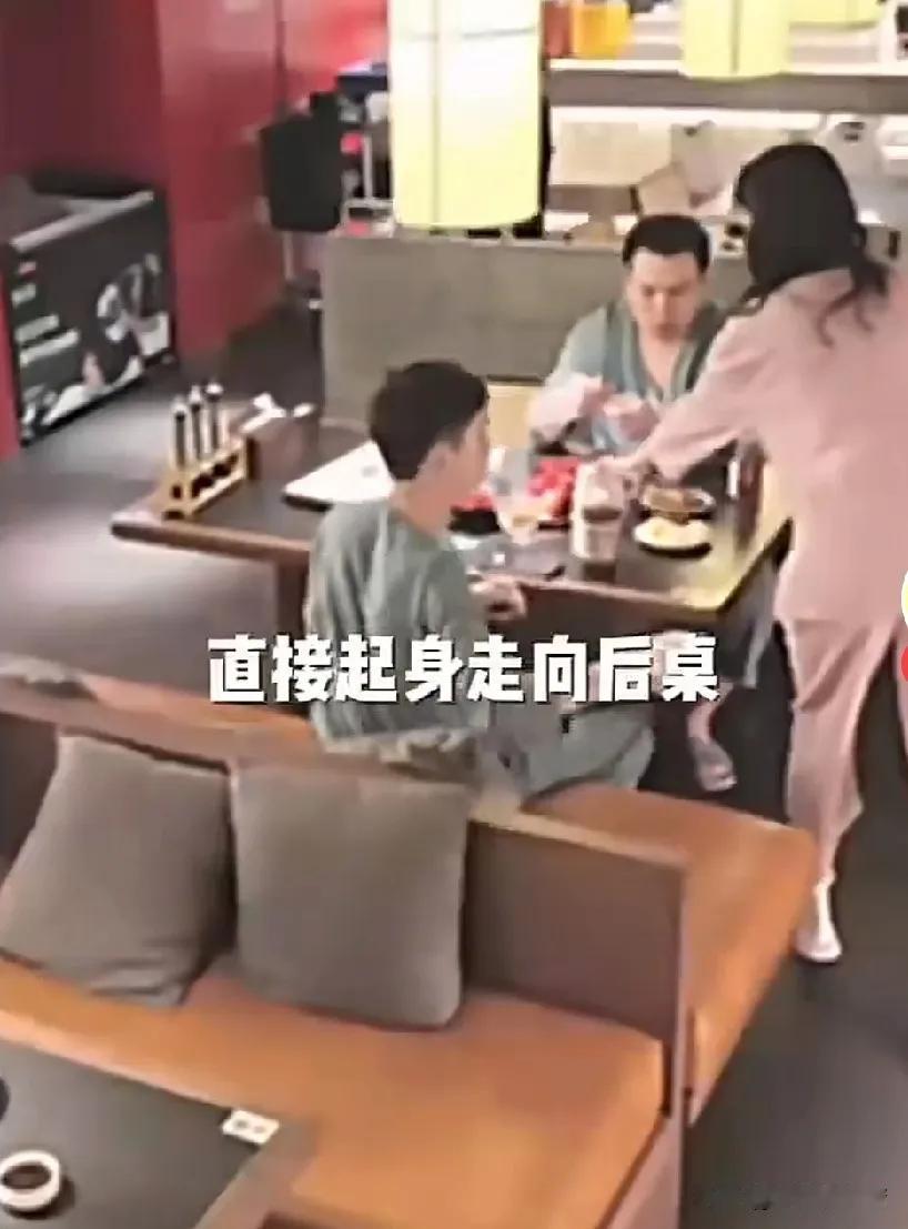 女子以为自己是小仙女，直接上手被呵斥。自助餐厅，女子想吃甜品，看到旁边两位男士