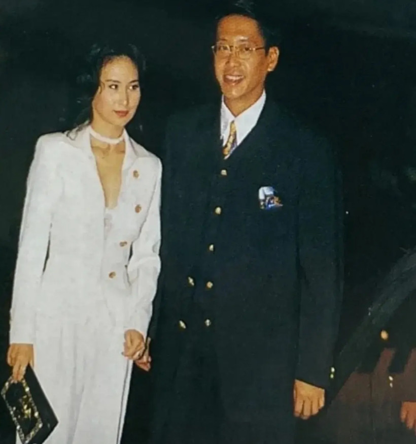 何超琼和许晋亨他们那时候结婚也是30岁的人了，他们结婚是自愿结婚的，自愿恋爱的，
