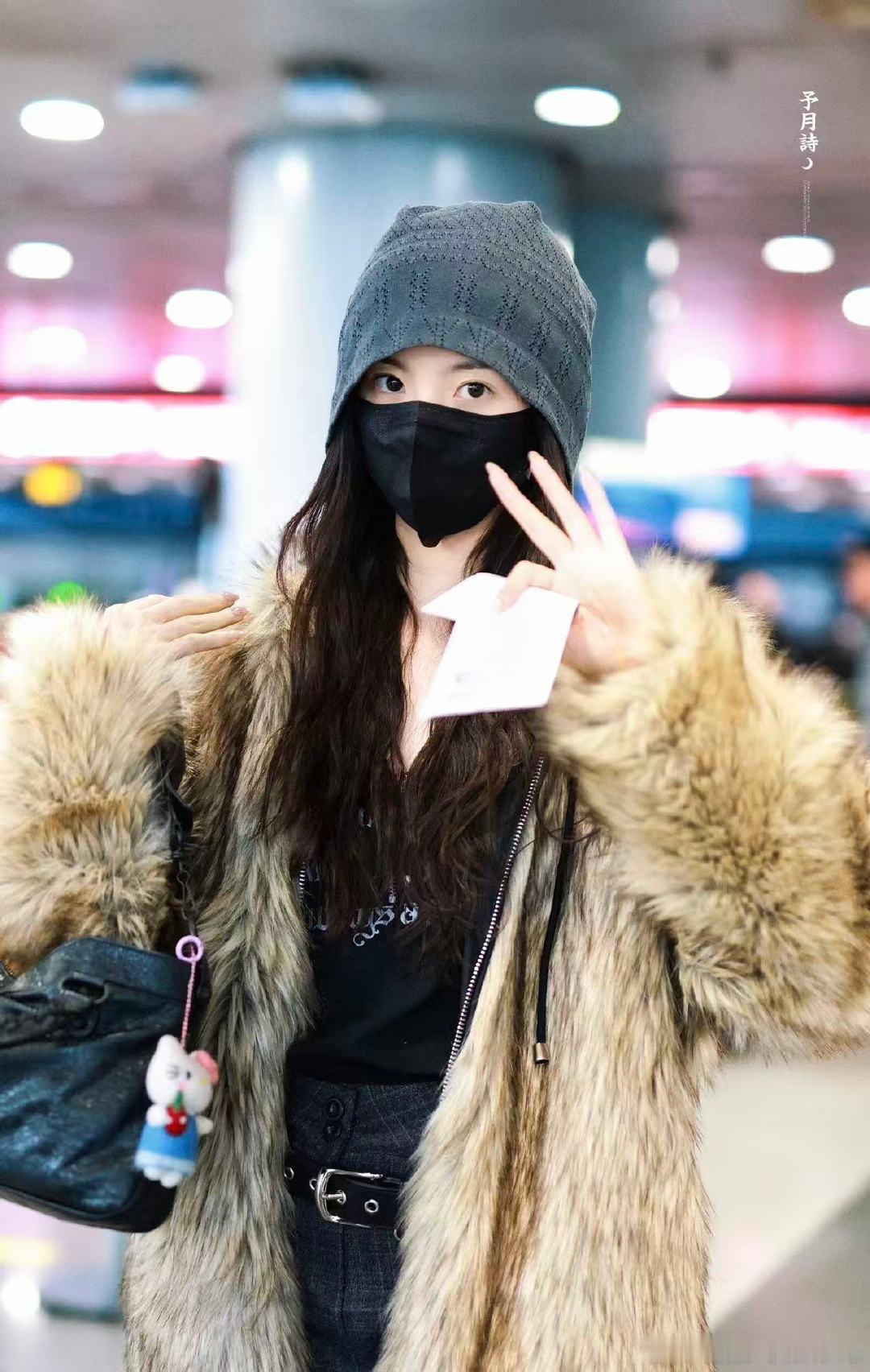 杨超越张元英撞衫杨超越张元英机场撞衫，俩神颜就是舒服都好看杨超越张元英撞皮草