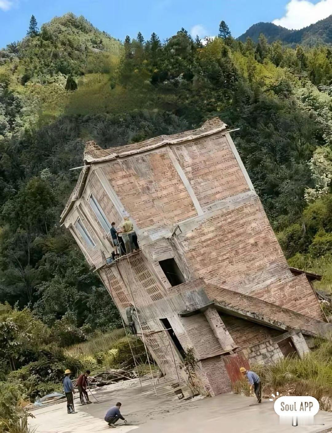 太厉害了，自己建的房子就是不一样。这是西部一个山区农民，自己建设的房子。建设