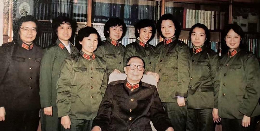 聂荣臻元帅虽饱受病痛折磨，却始终乐观豁达。这张与女儿聂力及医护人员的合影中，他慈