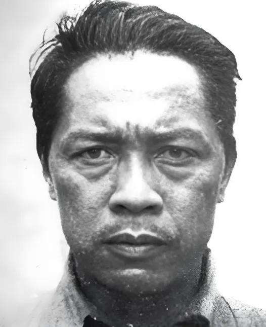 1951年8月24日，在安徽合肥的一场万人公审大会上，一个右手缺了三根手指的中年