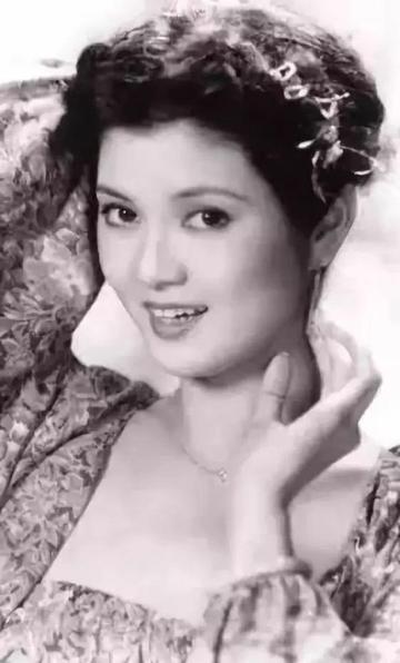 1995年她凭婉君成名24岁嫁豪门，生下3儿2女，因丈夫花心愤然离婚，如今身价几