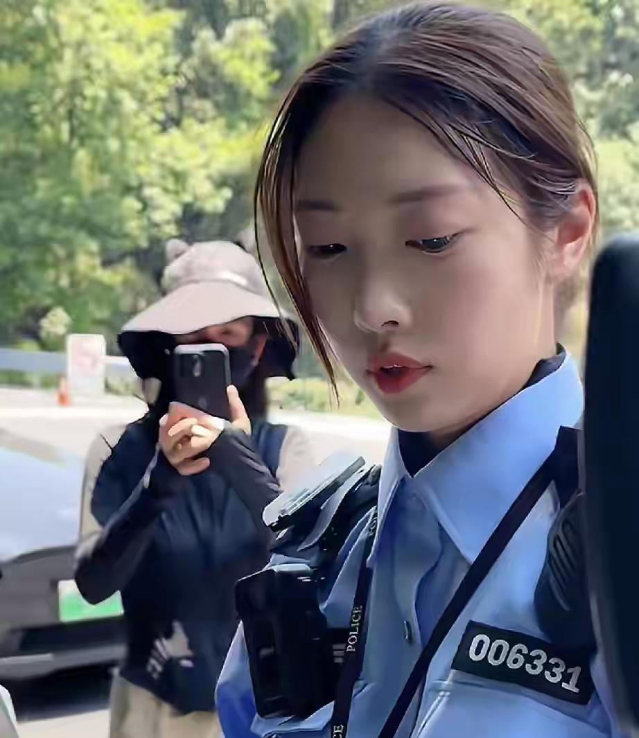 兔子警官还是这么漂亮，说话的声音很可爱，近距离看长得确实很漂亮，怪不得大家都这么