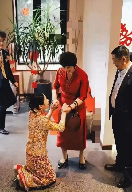 陕西，一婚礼现场，26岁的新娘，要给父母行跪拜礼时，谁料，他突然拨开人群，只见他