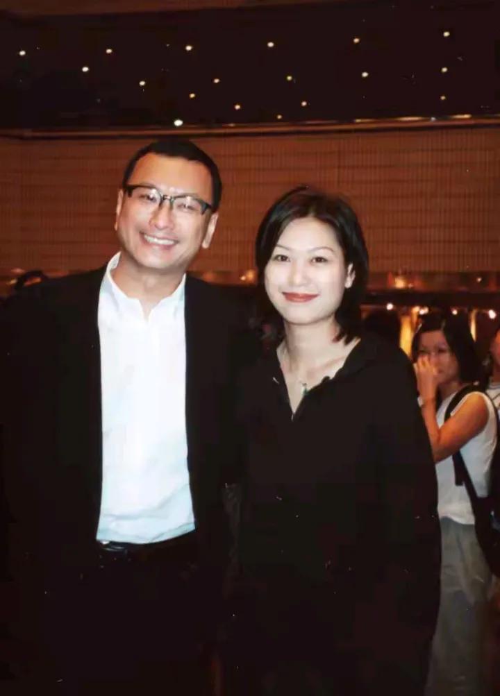 越看乐基儿的照片，越觉得她跟吕礼章妻子顾乐仪有些相似，都是下巴很稳的女明星。吕礼