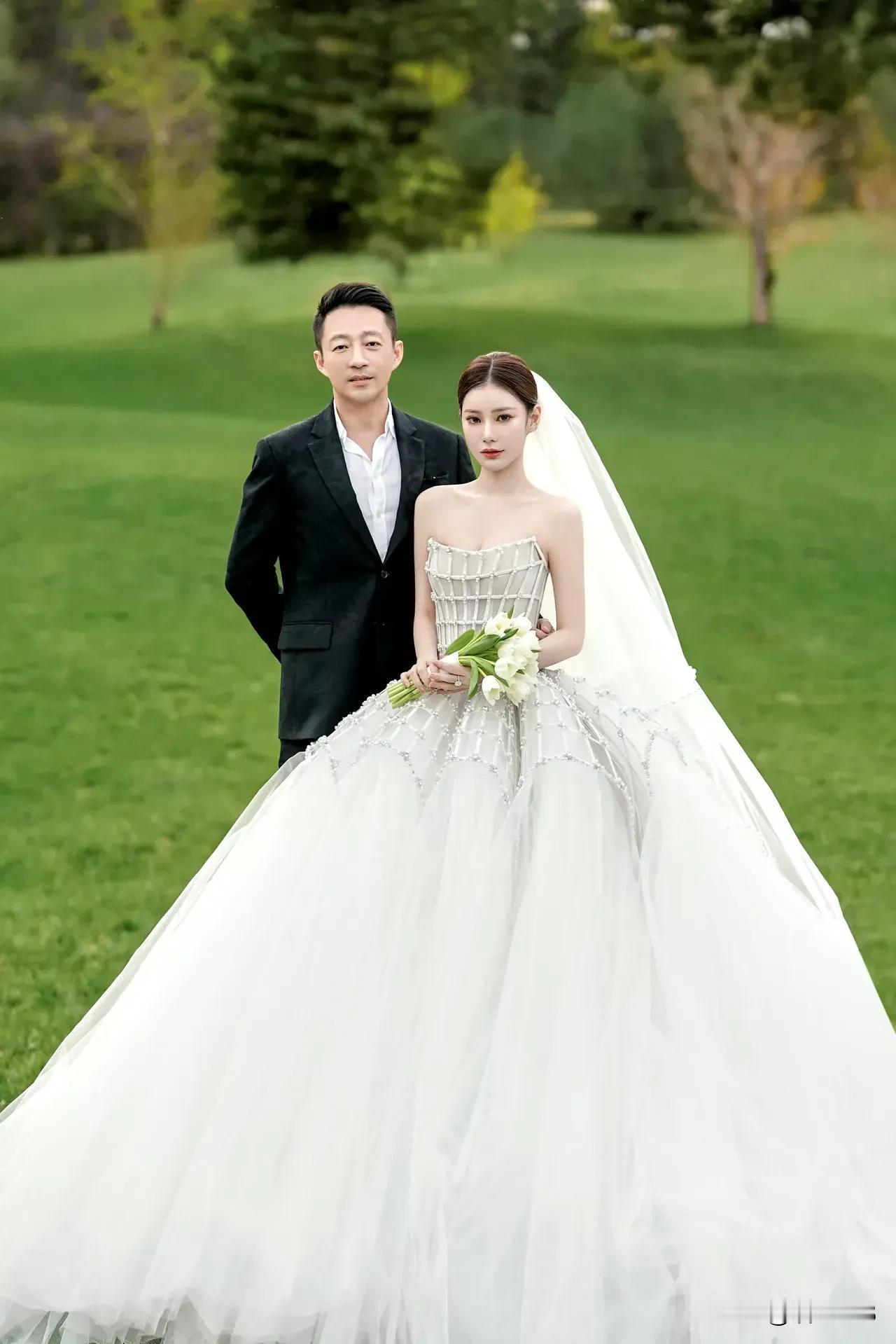 快来看看吧，这就是二婚的婚纱照！爱与不爱，都很明显！这是怎么了，花费几百万的婚礼