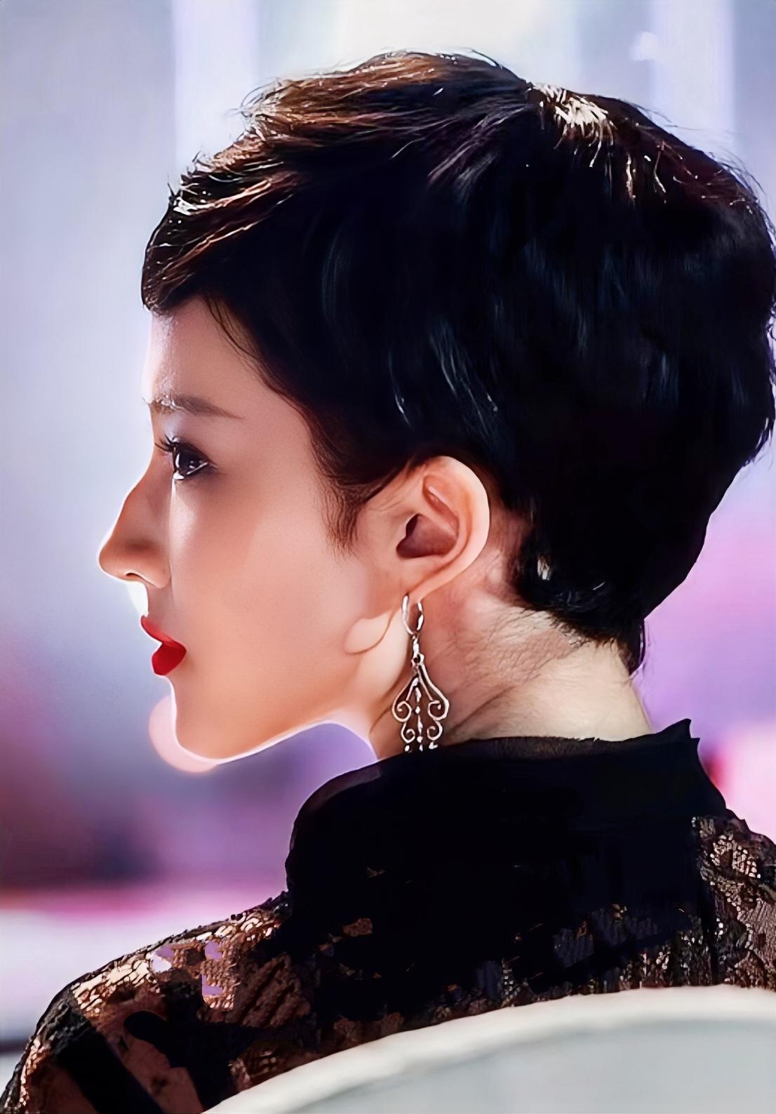 有一个大师说的很清楚她是水里包裹着金像水一样柔情但是头骨是长得很浓烈的所